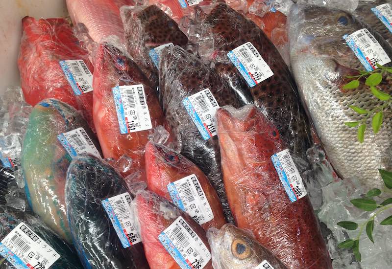 奄美大島のスーパーの魚売場